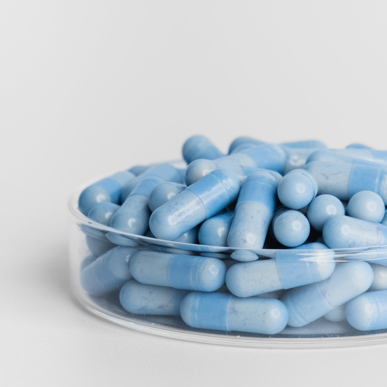 Detalle de las cápsulas de Skin Blue Filter, que suelen tener un tono oscuro o violáceo debido a su contenido en antioxidantes como la zeaxantina y la luteína.