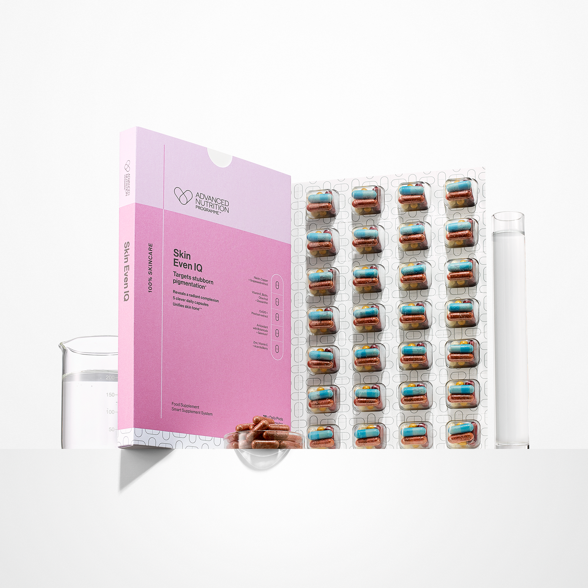 Caja del suplemento Skin Even IQ de Advanced Nutrition Programme abierta, mostrando compartimentos diarios con cápsulas y pastillas de colores