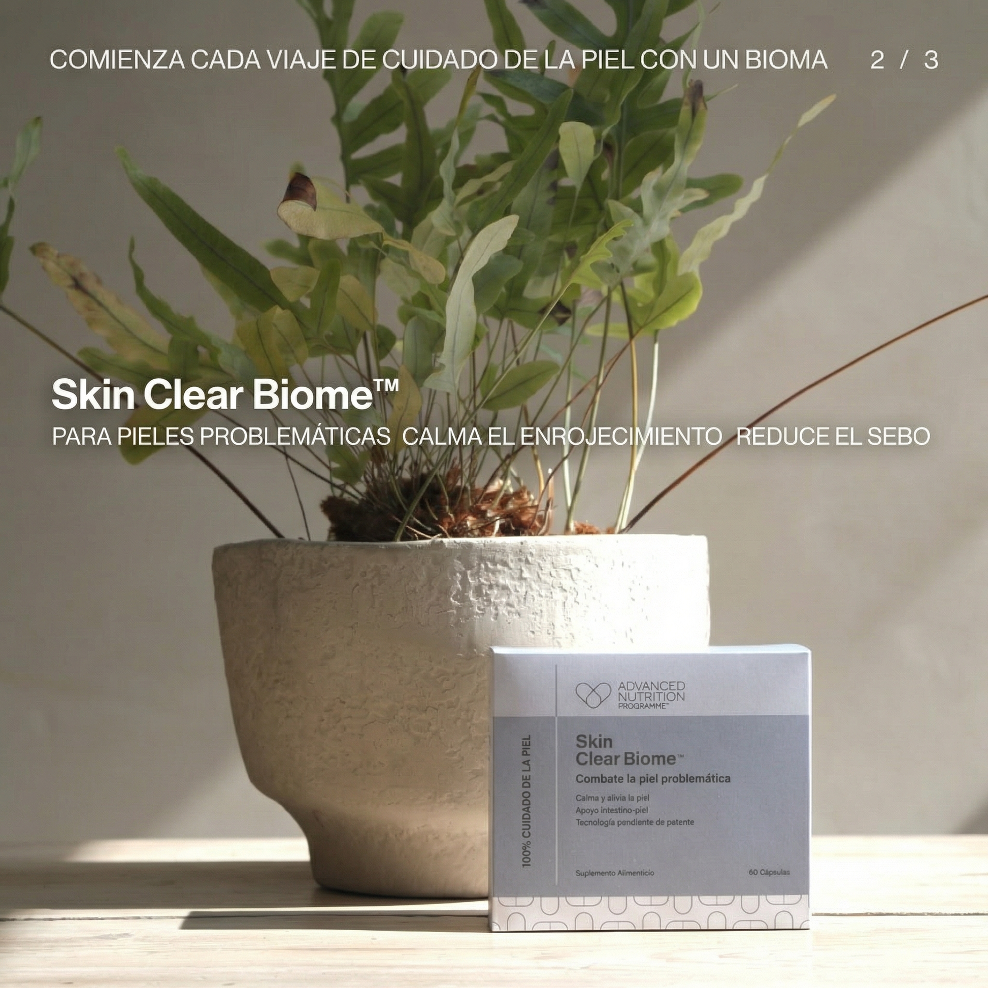 Imagen de estilo de vida (lifestyle) de Skin Clear Biome, mostrando el bote en un entorno natural y saludable que evoca bienestar y equilibrio interior.