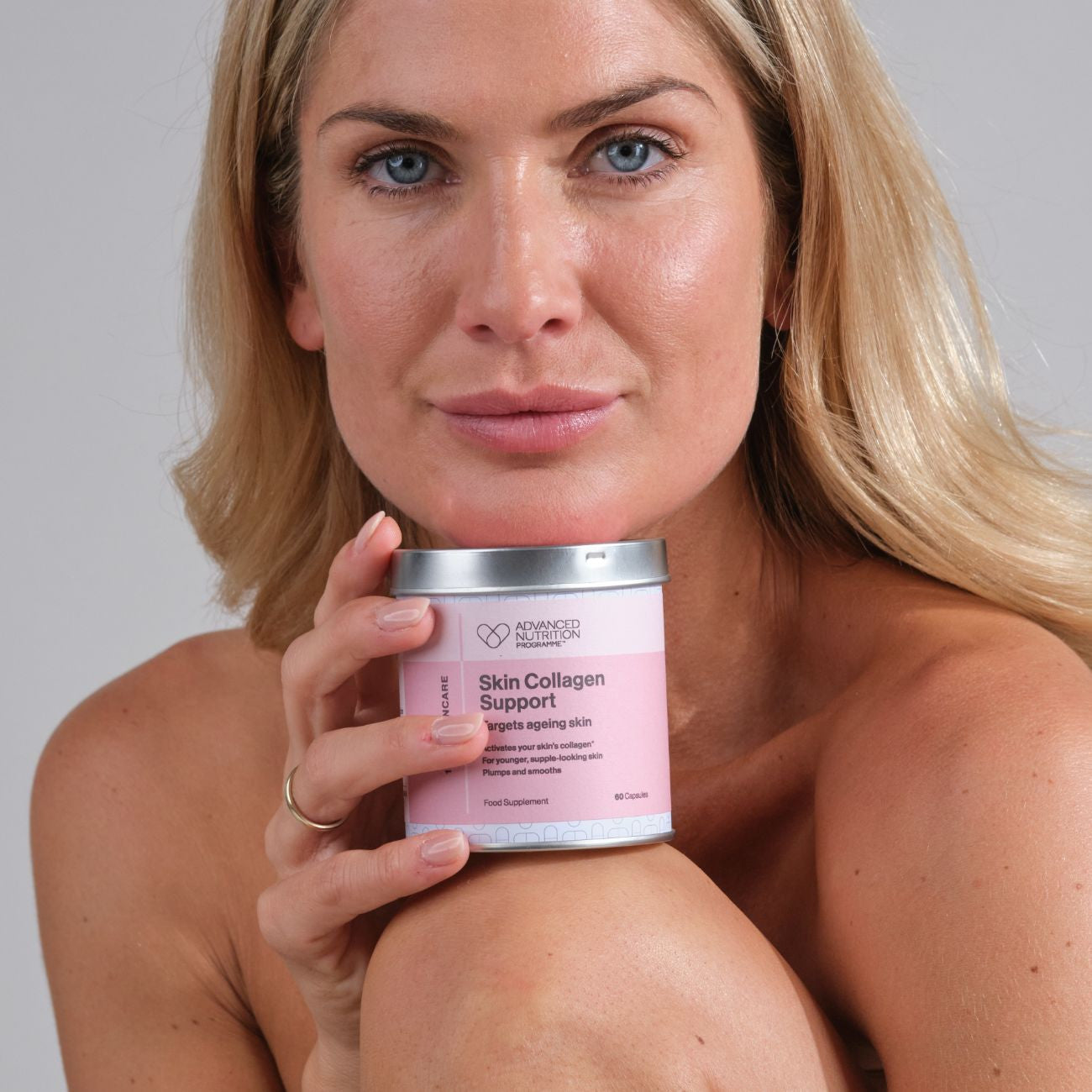 Imagen de modelo profesional para Skin Collagen Support, mostrando una piel firme, elástica y radiante que refleja los resultados de la estimulación interna de colágeno.