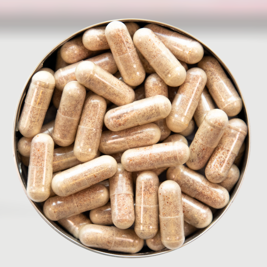 Detalle de las cápsulas de Skin Collagen Support, que contienen una mezcla en polvo de fitonutrientes y vitaminas diseñadas para ser ingeridas diariamente y estimular la formación de colágeno.