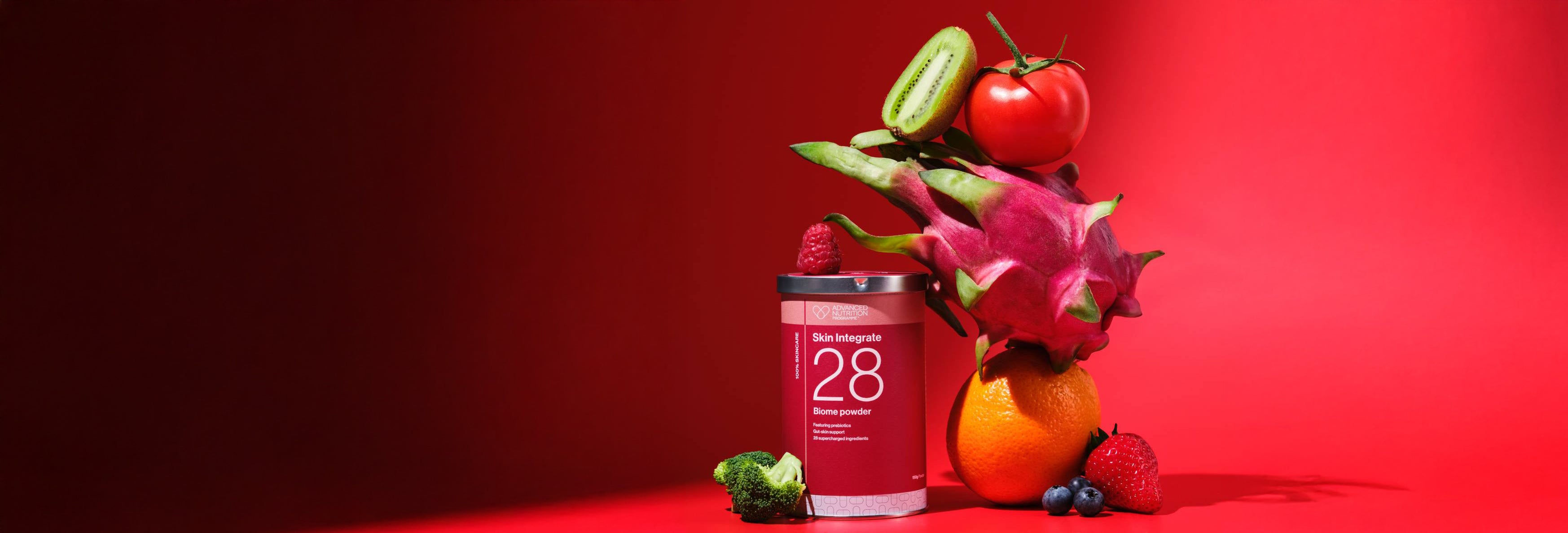 Envase cilíndrico de color rojo vibrante con etiqueta Skin-Integrate-28, diseño minimalista y acabados profesionales.