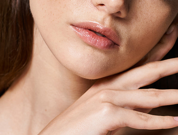 Textura de piel suave y calmada, libre de irritaciones, representando los beneficios de un estilo de vida sin gluten para la dermis.