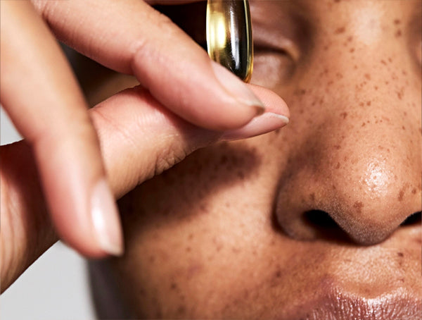 Dermis con poros limpios y equilibrio sebáceo natural, evocando la claridad cutánea de un producto libre de lácteos.