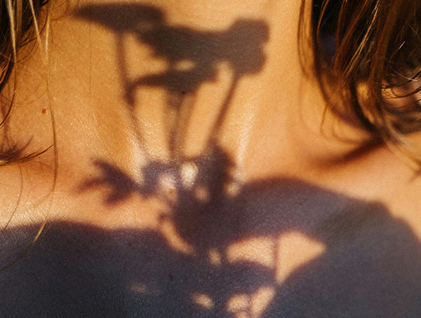 Primer plano de piel luminosa y saludable que refleja una nutrición basada en plantas, transmitiendo pureza vegetal.